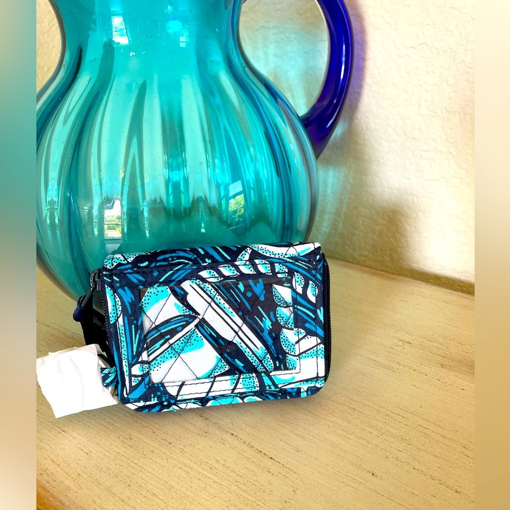 VERA BRADLEY ZIP AROUND WALLET BLUE AND WHITE NEW